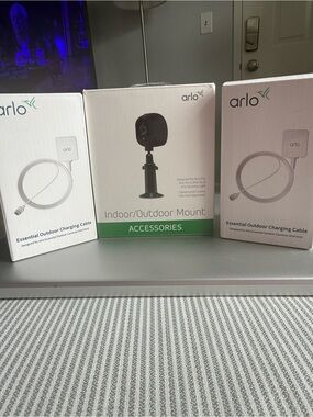 Arlo Indoor/Outdoor Mount and 2 Essential Outdoor Charging Cable - White